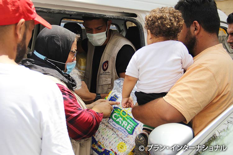 写真：支援物資を受け取る被災者～レバノン ベイルート爆発～