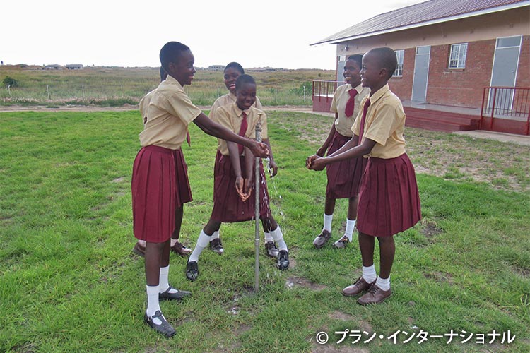 写真：プロジェクトで建設した水道で手を洗う女の子たち