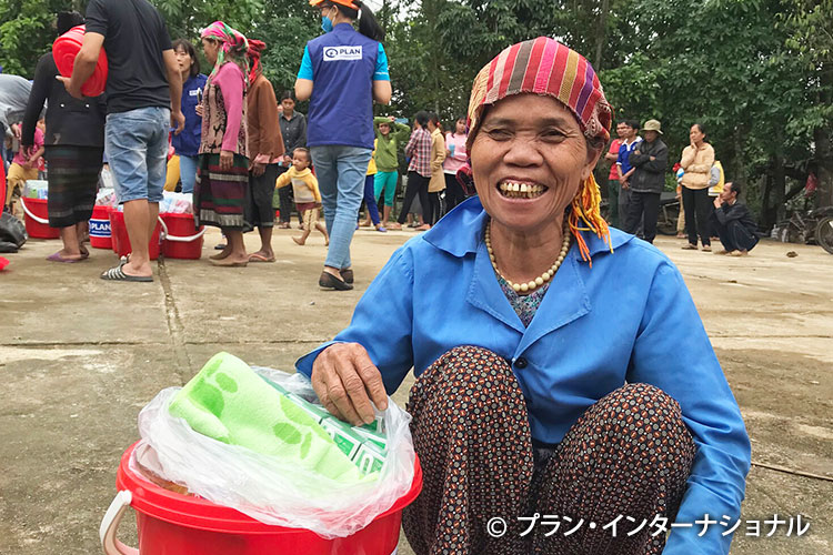写真：支援物資を受け取った女性ち