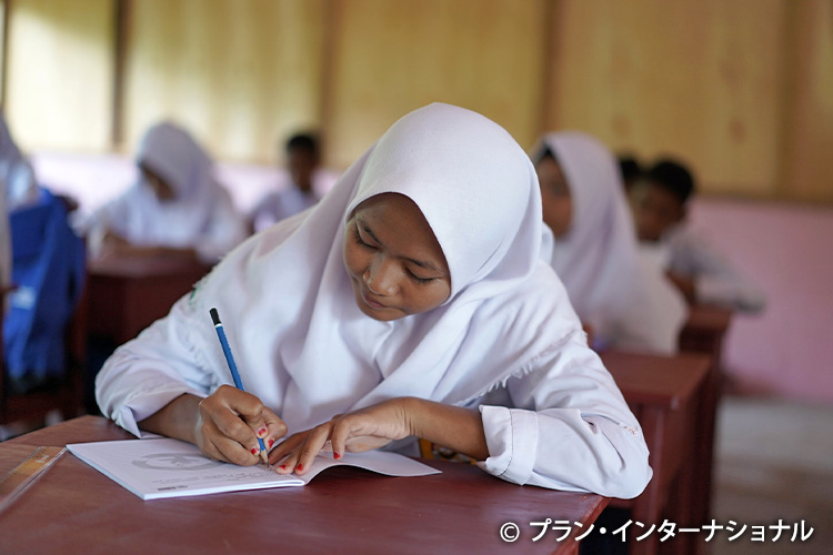 写真：学校で授業を受ける女の子（インドネシア）