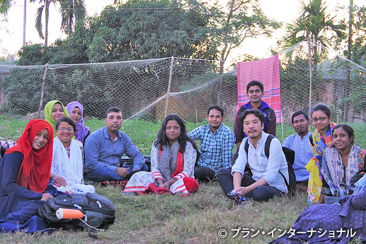 写真：バングラデシュの同僚たちと倉橋職員（右から4人目）