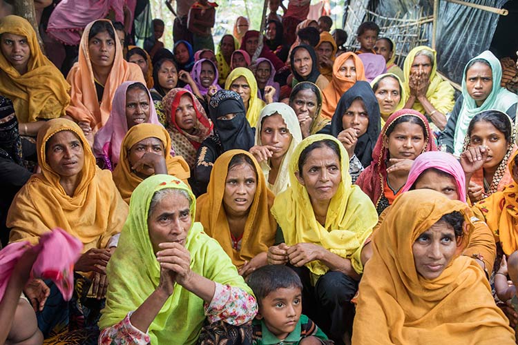 衛生に関する啓発セッションをきく女性たち（バングラデシュ）/ ©プラン・インターナショナル