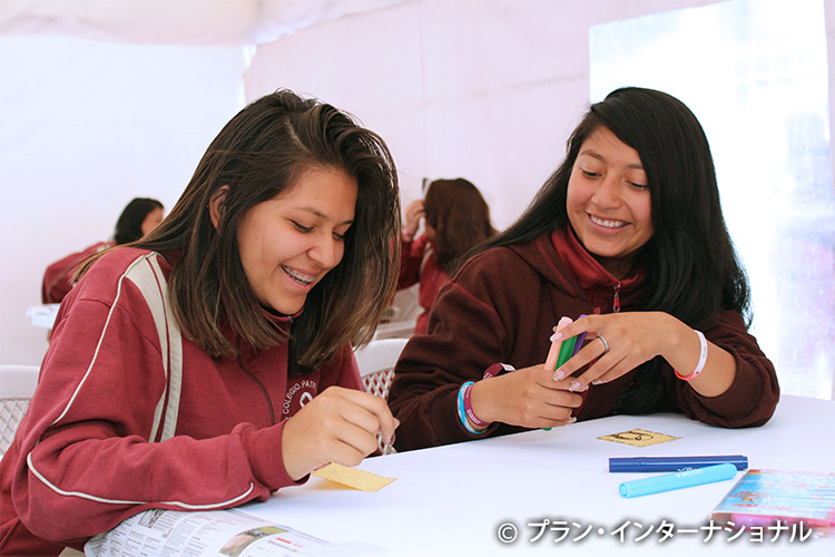 写真：プランの啓発セッションに参加するキトの中学生たち