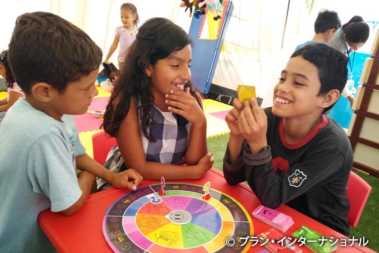 ボードゲームで遊ぶ子どもたち（ペルー）