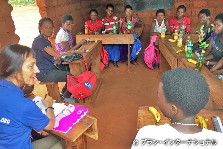 難民キャンプの女の子たちと生理について話し合う（エチオピア）