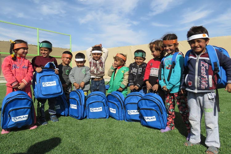 子どもたちに配られた学習キット（ヨルダン）
/ ©プラン・インターナショナル