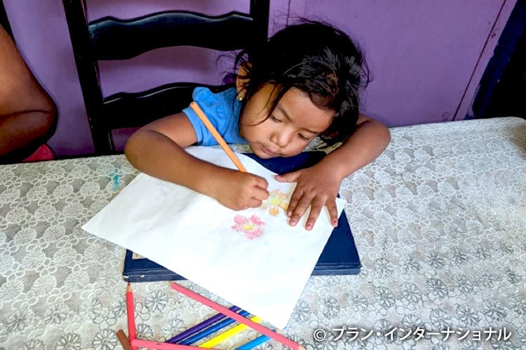 写真：家でお絵描きをする女の子（ニカラグア）