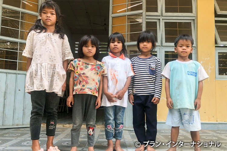 写真：被災した学校寮で生活する子どもたち（コントゥム活動地域）