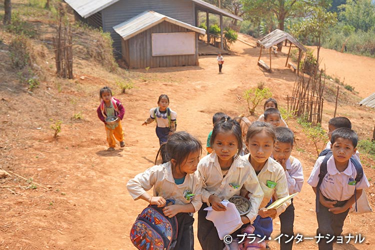 写真：山間の村の学校に通う少数民族の子どもたち