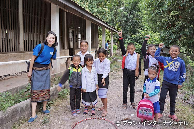 写真：対象校の子どもたちと鈴村職員
