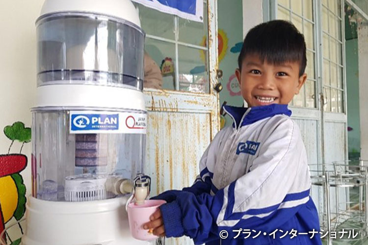 写真：学校に浄水器を設置