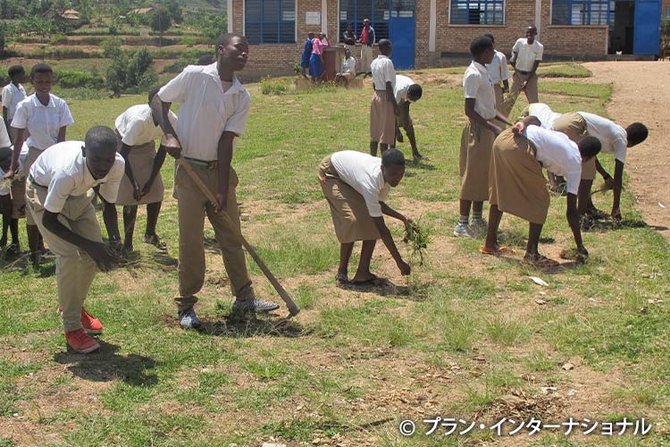 女の子の仕事とされる掃除に男の子も一緒に取り組む（ルワンダ）