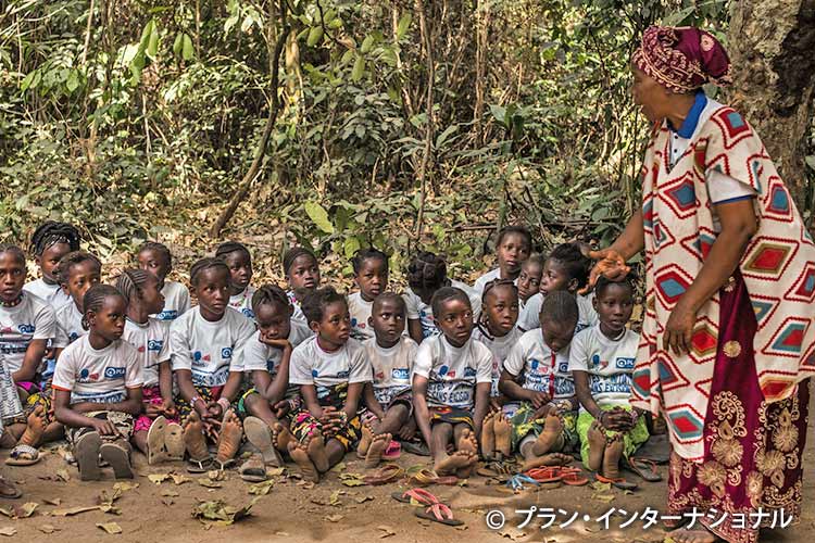 元施術師の女性が、新たな儀式の場で女の子たちに伝統について語る（ギニア）