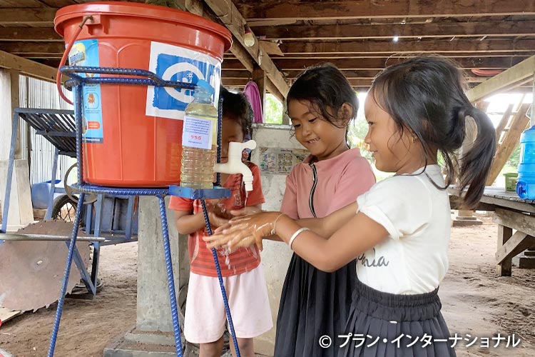 写真：「しっかり手を洗おうね」（カンボジアの姉妹）