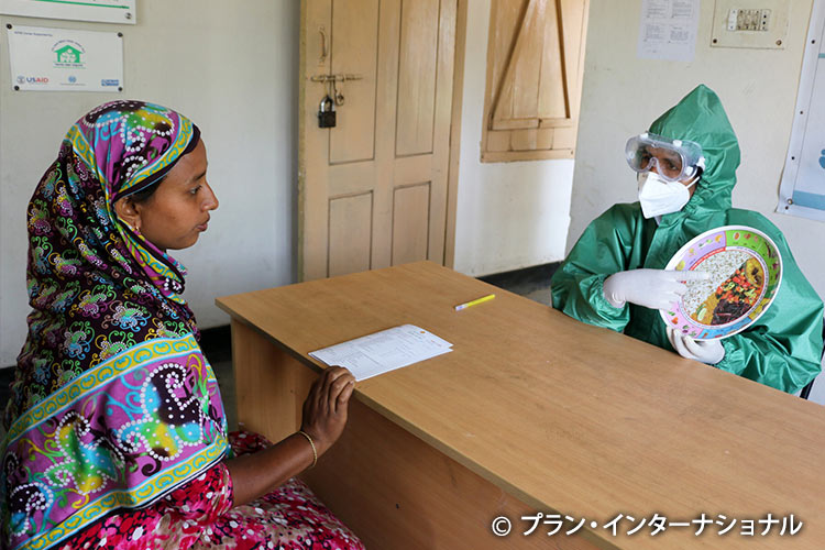 写真：妊産婦に栄養指導をする保健員（バングラデシュ）