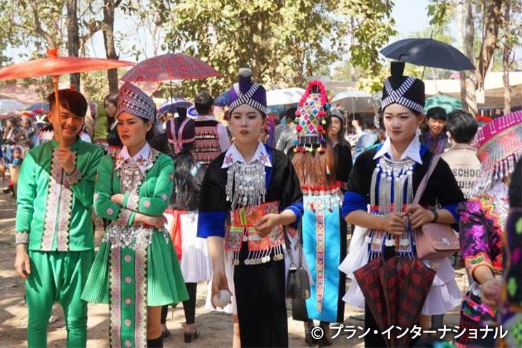 写真：少数民族モン族のお正月のお祭りの写真
