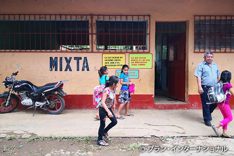 ジェンダー平等についてのメッセージが掲示された学校　グアテマラ