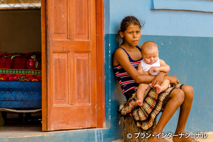 子どもを抱き抱える女の子（ニカラグア）