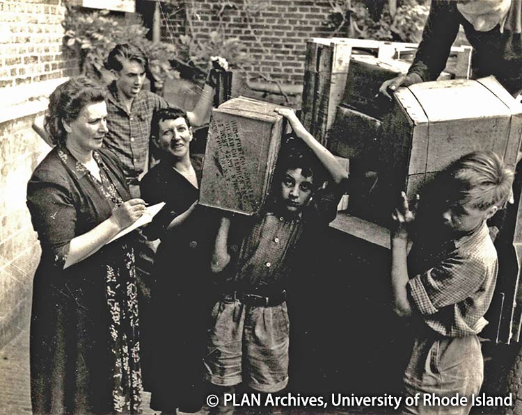 写真：支援物資の管理をするベルギーのプラン会長と局長（1951年）