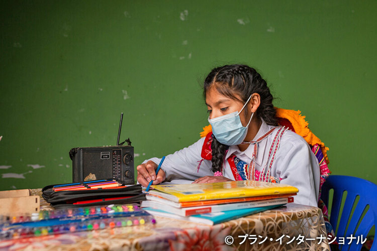 写真：自宅学習を続ける女の子（ペルー）