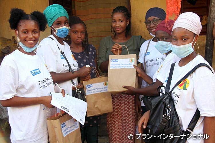 写真：生理用品を配布する女性グループメンバー（ギニア）