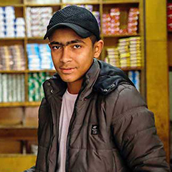 写真：アーメドさん、17歳　父親が経営する雑貨店で働く