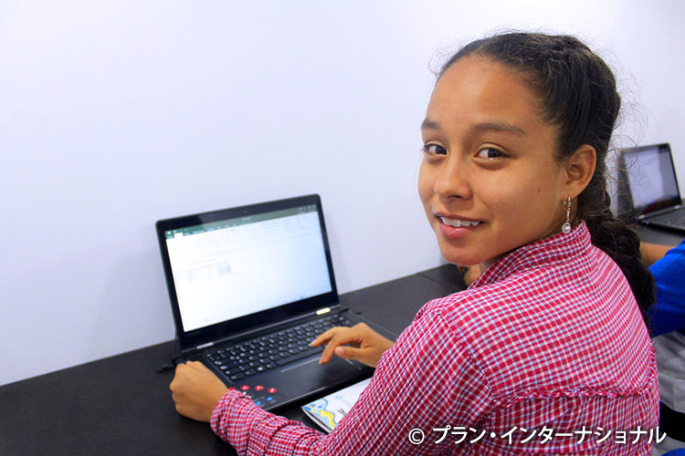 写真：パソコンのスキルを学ぶ女の子 