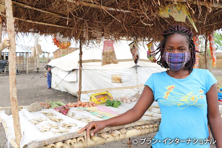 写真：屋台を立ち上げ復学できた女の子（モザンビーク）