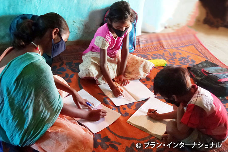 写真:自宅で勉強する女の子たち（インド）
