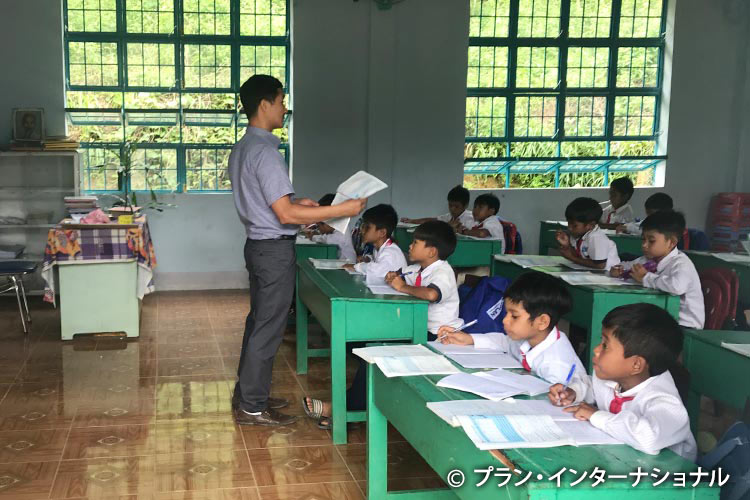 教室やトイレの建設、教材などの支援（ベトナム）