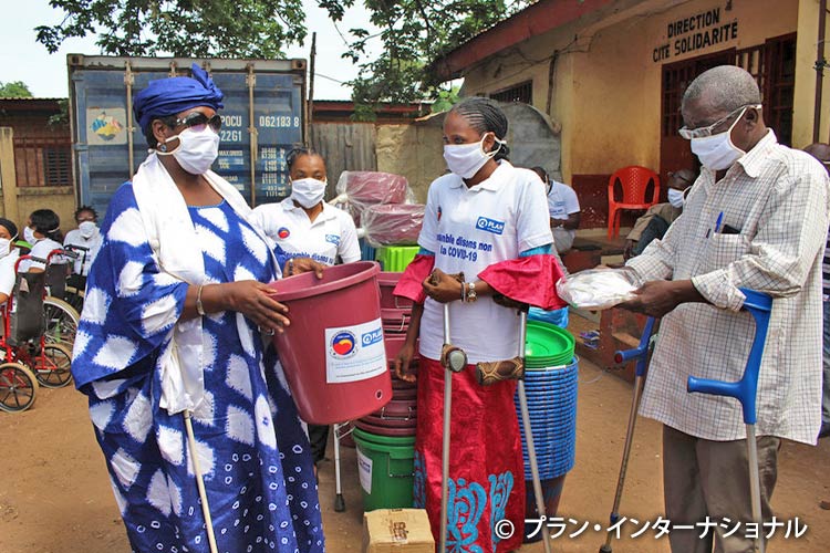 障害者支援団体と協力した衛生用品の配布（ギニア）
