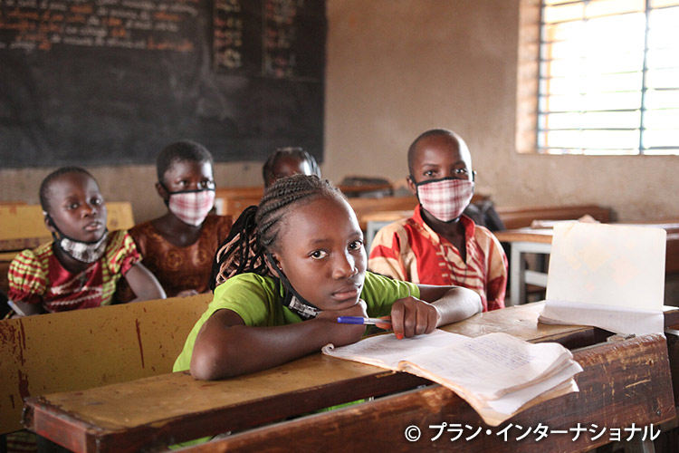 写真：コロナ禍で学校に通う子どもたち