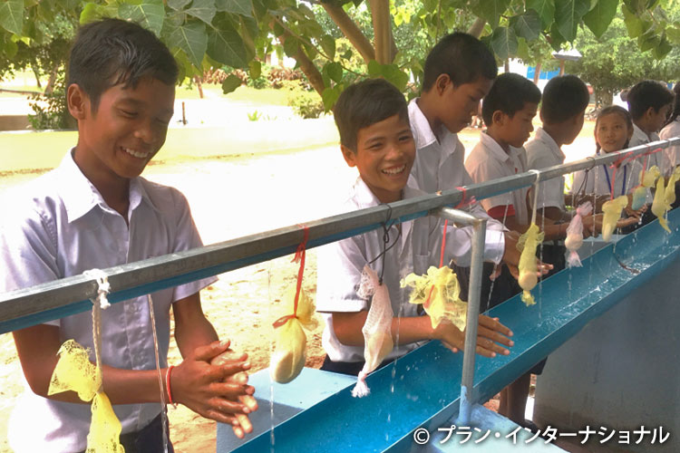 写真：石けんで手洗いをする生徒たち