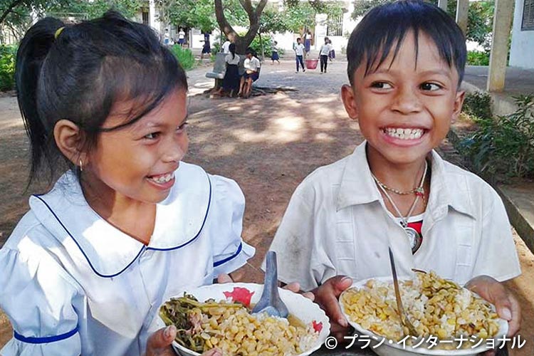 写真：大盛りの給食を食べる子どもたち