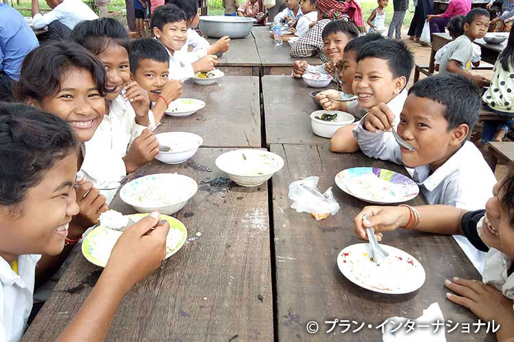 写真：給食を食べる子どもたち（カンボジア）