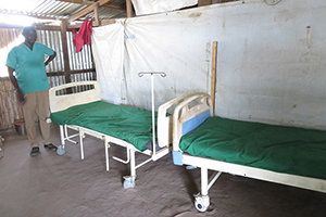 難民キャンプの仮設診療所の床は砂のまま（スーダン/ ©プラン・インターナショナル 