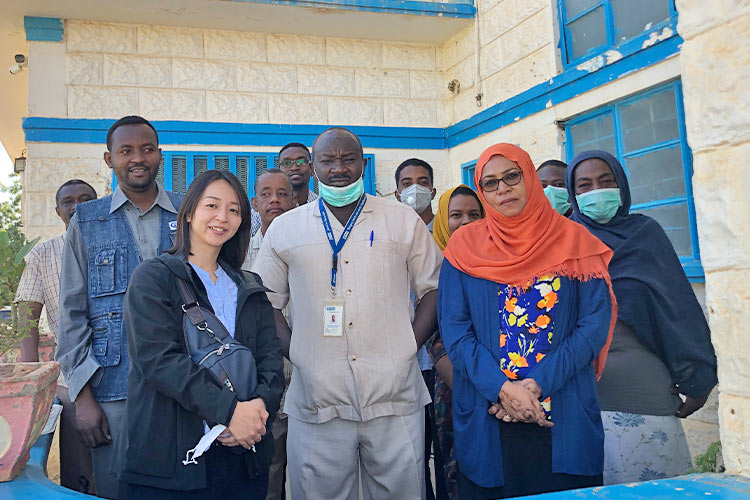 柳澤氏（前列左）。スーダンのプラン現地事務所にて　写真提供：柳澤氏