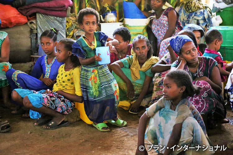 写真：仮設シェルターに身を寄せる国内避難民の人々（エチオピア）