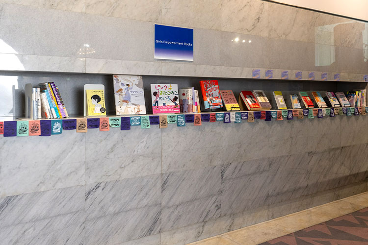 Girls Empowerment Books​会場にはジェンダーに関わる本棚も出現​