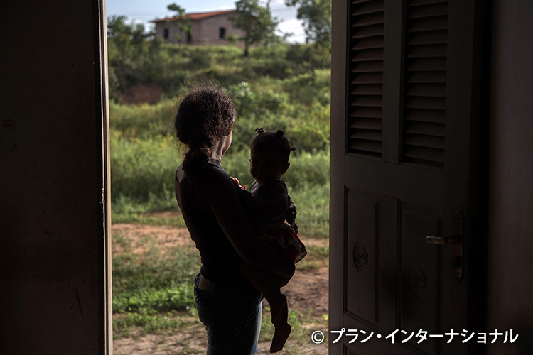 外出自粛のため娘とともに自宅で過ごすブラジルの十代の母親