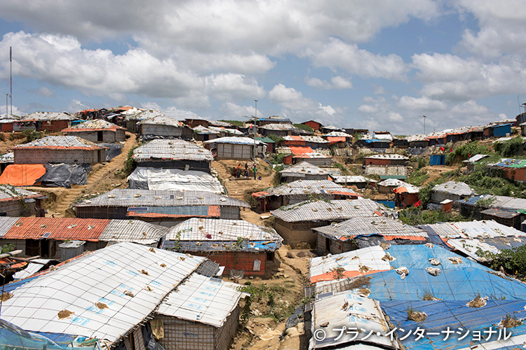 人々が密集して暮らすロヒンギャ難民キャンプ