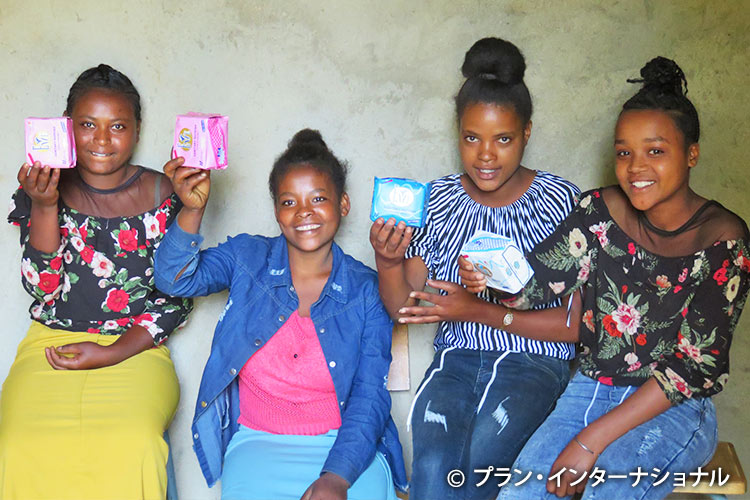 写真：衛生用品の支給を受けた女の子たち（エチオピア）