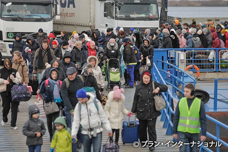写真：ウクライナからフェリーにてイサクチャ（ルーマニア）に到着した大勢の人々