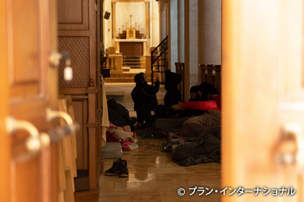 写真：大勢の人々が避難している教会の地下