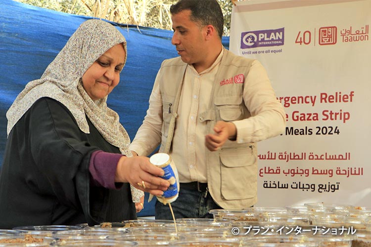 プランは、地元パートナー団体と協力して温かい食事を提供しました