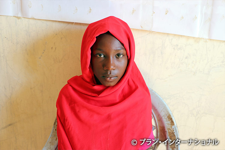 写真:閉鎖している学校で避難生活を送る12歳の女の子