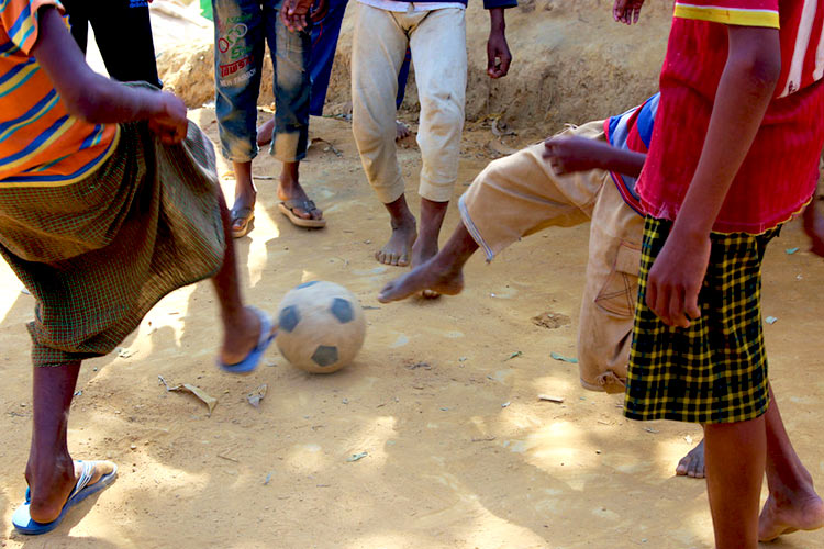 写真：サッカーボールで遊ぶロヒンギャ難民の男の子たち