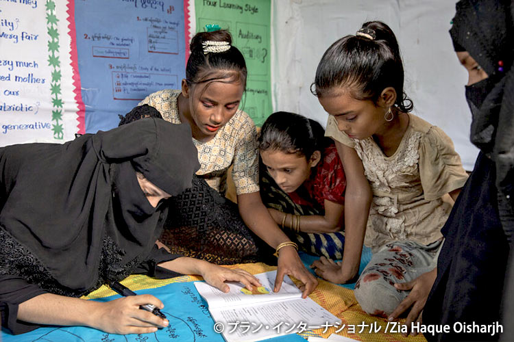 写真:プラン・インターナショナルが運営する難民キャンプ内の識字クラス