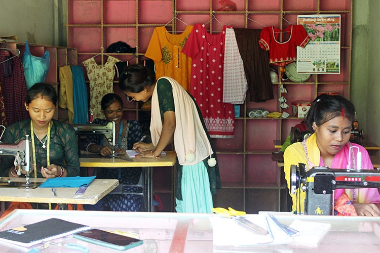 写真:縫製のトレーニング(ネパール)