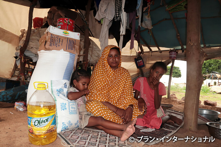 写真：食糧配給を受けた国内避難民キャンプに暮らす家族（マリ）